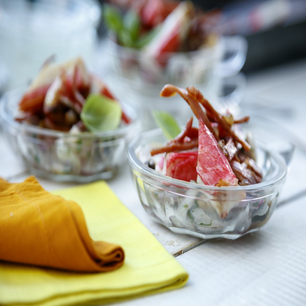 foto de Kani Kama salteado con jamón crudo, champignons y cebollas con vino rosado